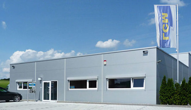 Luftaufnahme des Firmenstandorts ca 2-3 Meter über dem Boden, aufgenommen mit einer Drohne.